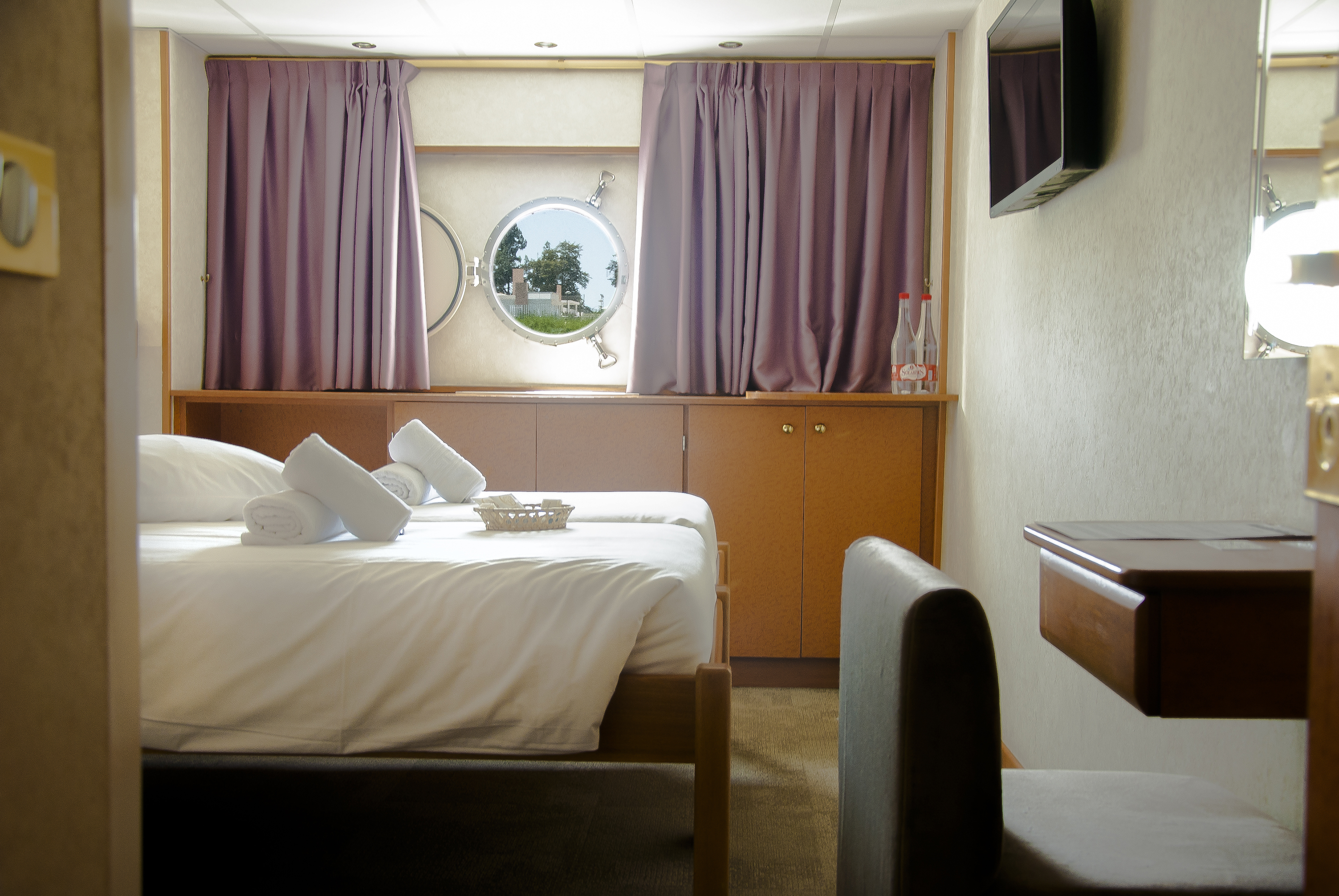CroisiEurope MS La Belle de Cadix Cabin Porthole 2.jpg